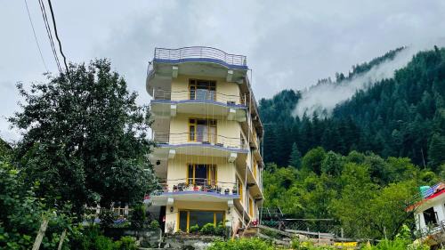 Kasol Hotel | Discover Himalayan Pine Cafe: Pet-Friendly Getaway Awaits!