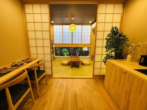 Kujo Villa | himari-駅5分 3ルームトイレ2 和室付き最大10人 家族歓迎 大人数 難波 心斎橋 USJ
