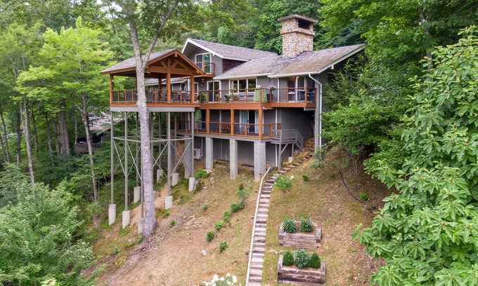 Boone House | Discover Hinesight at Hound Ears: Pet-Friendly Getaway