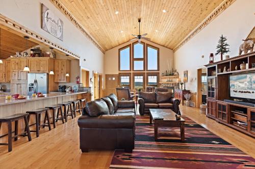 Island Park House | Escape to Hint of Heaven: Hot Tub, Fishing & Trails Await