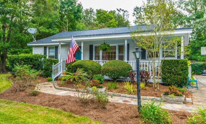 Charleston House | Stylish Hip Island House: Family-Friendly 4-Star Escape