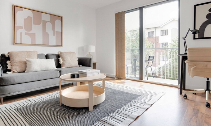 Islington Apartment | Modern Islington 2BR with Balcony & Day Porter near Kings Cross