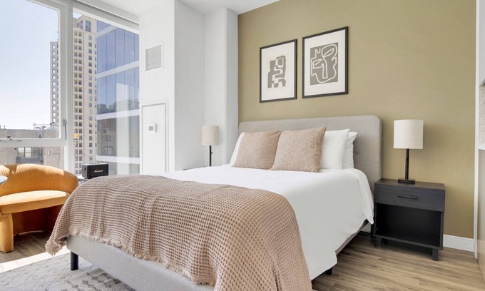 South Loop Apartment | Stylish South Loop Studio with Pool & Gym near Grant Park