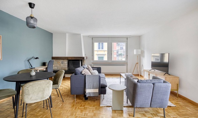 District 2 Apartment | Modern Wollishofen Room Near Central Market with Storage