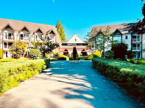 Le Touquet-Paris-Plage Apartment | Hippotel: Family-Friendly Retreat with Pool and Pet Options