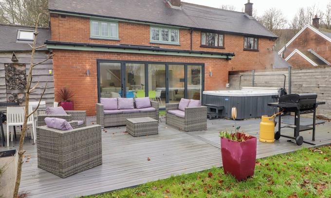 Merthyr Tydfil Cottage | HIRAETH, pet friendly, with hot tub in Cefn-Coed-Y-Cymmer
