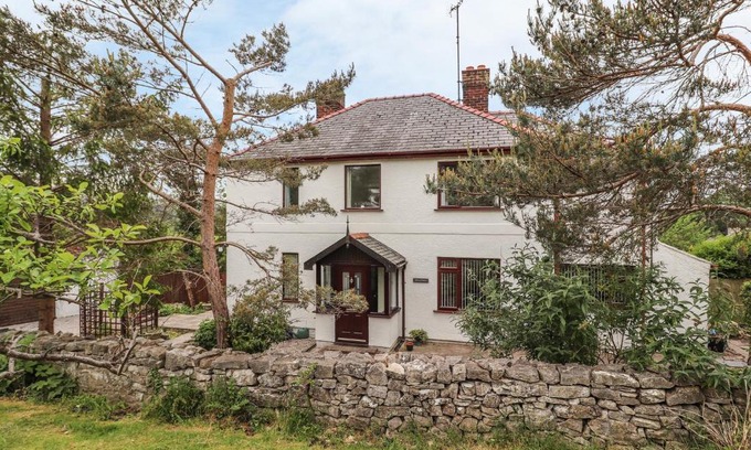 Henllan House | Pet-Friendly Hiraethog: 4-Star Retreat with Great Reviews
