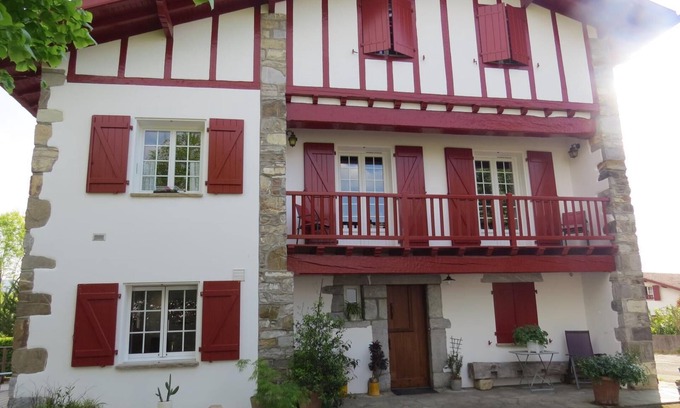 Larressore House | Family-Friendly Hiriarteberria - Larressore with Kitchenette
