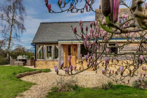 Chipping Campden House | Experience Hiron's Piece & Honeysuckle Cottage with Hot Tubs