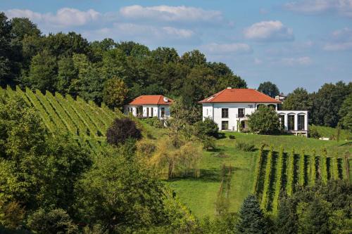 Seggauberg Apartment | Discover Hirschmugl Domaene Seggau: 4-Star Pet-Friendly Stay