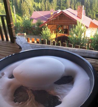 Slavske House | Discover Hirska Vatra: Family-Friendly Stay with Pool