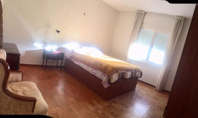 Leon House | Budget-Friendly Stay at Hispánico Polideportivo for Families