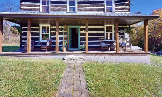 Saxon House | Historic 1855 Covey House Near NEW RIVER GORGE , and Lake Stephens