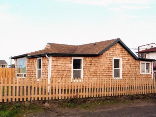 Long Beach House | Historic 1920s Cabin: Pet-Friendly Retreat with 5-Star Charm