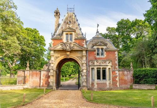 New Forest District House | Historic Gatehouse Retreat in Private Parkland, Pet Friendly