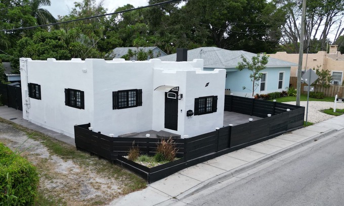 Lake Worth House | Historic 2-bed house, WiFi, pool table/ping pong, hot tub, 3TVs, 3 min to beach