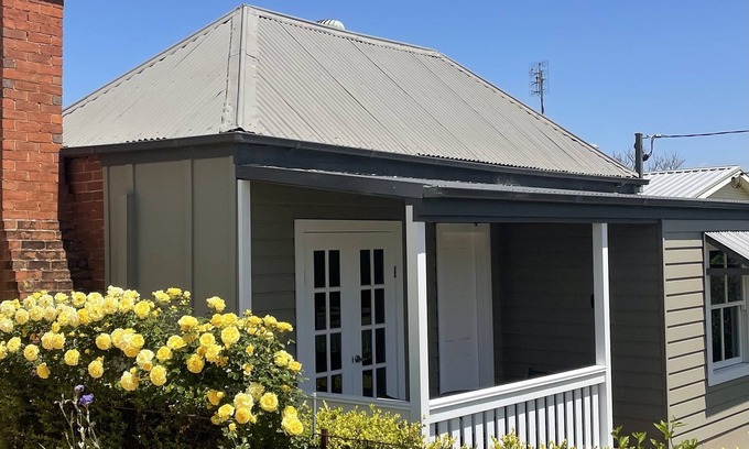 Cowra Cottage | Historic Cottage Near Cowra Japanese Gardens with Ocean View