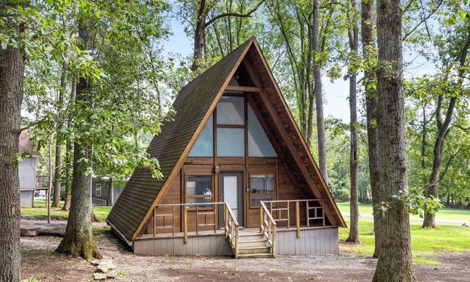 Mount Juliet Cabin | Cozy A-Frame Redwood Chalet near Nashville with Lake View