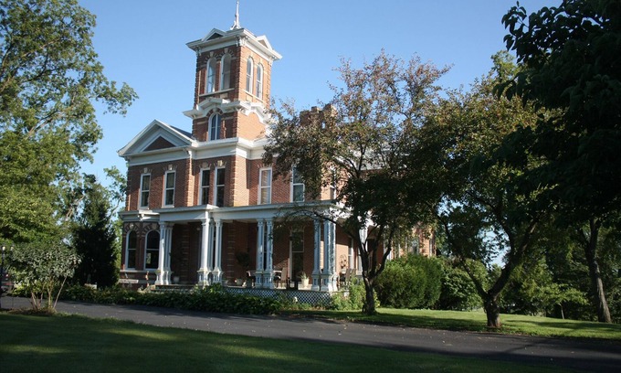 Glasgow House | Historic Mansion Retreat with Spa and Hot Tub in MO River Town