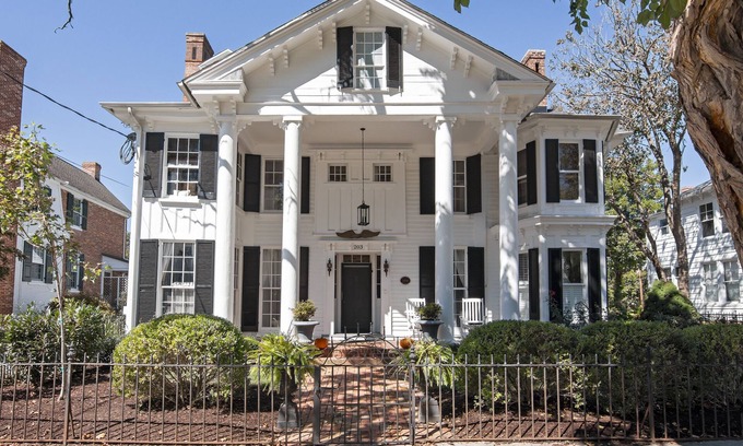 Cambridge House | Historic and Spacious Stewart House
