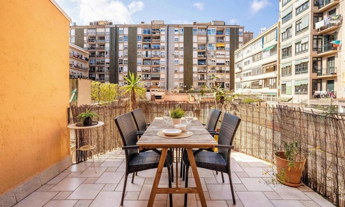 Esquerra de l'Eixample Apartment | Historic Apartment with Private Terrace and Spa Amenities