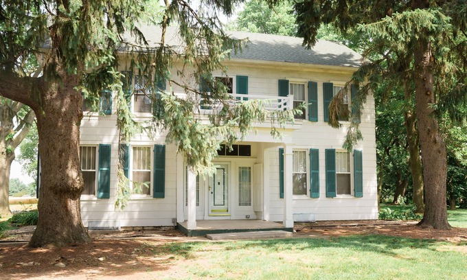 Waterloo House | Historic B&B with Breakfast and Family-Friendly Amenities