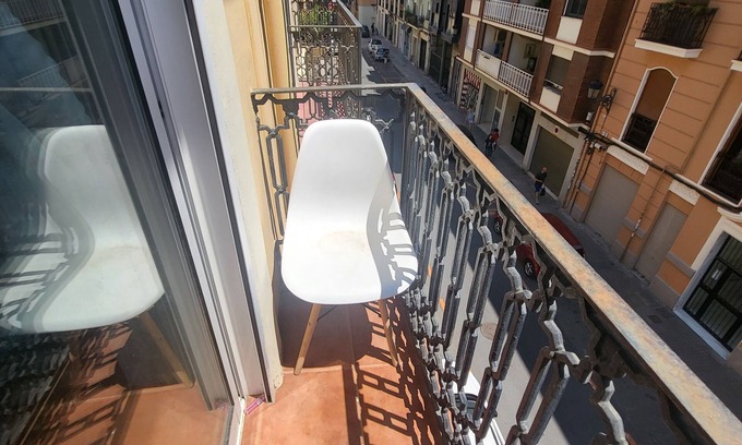 El Botanic Apartment | Historic Botanical Center. Very quiet, centrally located. No nightlife on the street