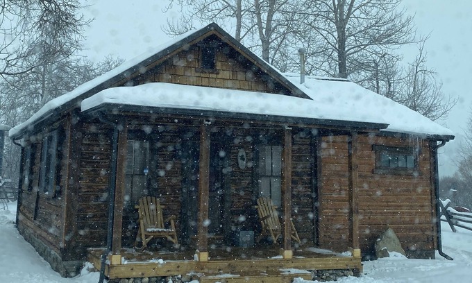 Roberts Cabin | Historic Cabin with Hot Tub near Beartooth Pass & Yellowstone
