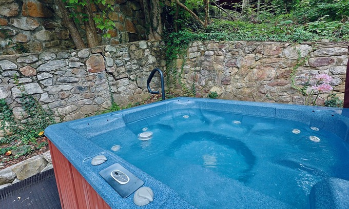 Gatlinburg Cabin | Enjoy a Cozy Cabin with Private Hot Tub - Walk Everywhere!