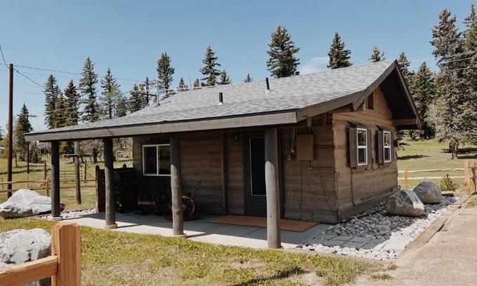 Divide House | Historic Cabin with Mountain Views & Family-Friendly Amenities