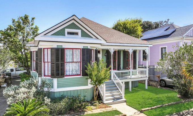 Galveston House | Historic Carriage House Apartment.Near Beach,UTMB, Cruise Port, Strand-sleeps 4