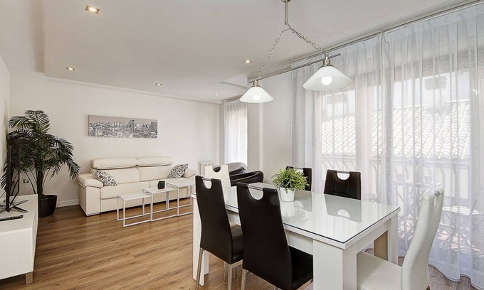 Centro - Sagrario Apartment | Historic Cathedral-Albaicín Hotel: Free Parking & Wifi!
