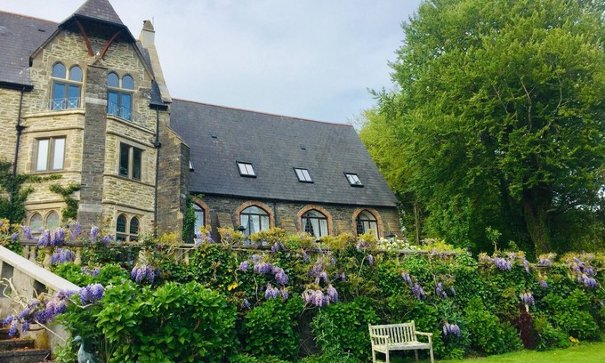 Lostwithiel Cottage | Historic Chapel Cottage: A Pet-Friendly Retreat in Lostwithiel