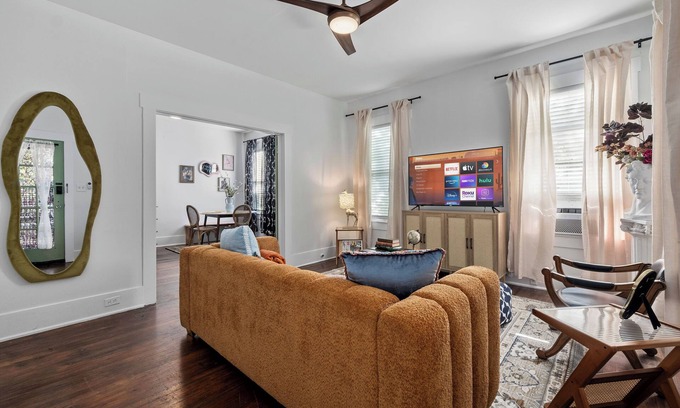 Alta Vista Apartment | Historic Apartment Steps from Pearl & Brackenridge Parks