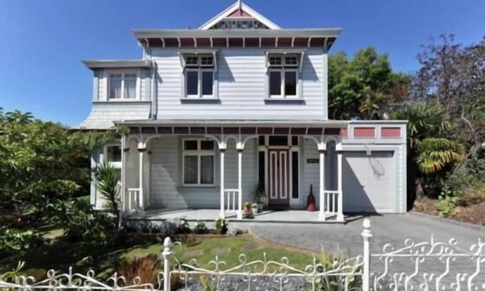 Nelson South House | Historic Escape Near Nelson Cathedral with Pool & Spa