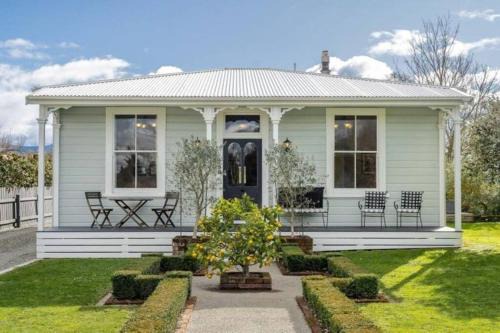 Greytown House | Quaint Getaway at Cosy Kowhai Cottage in Greytown