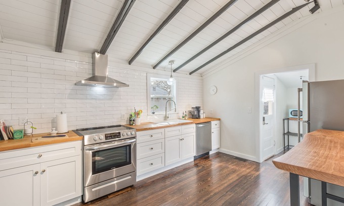 Sand Springs House | Historic Retreat with Pet-Friendly Amenities, 10min DT Tulsa