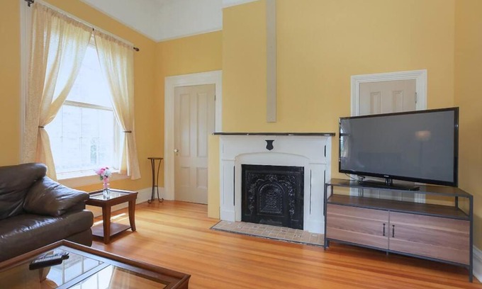 Court House Hill Apartment | Historic Comfort in the Heart of Downtown - The Aurora Suite