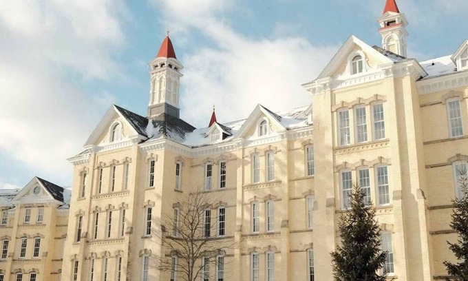 Traverse City Condo | Elegant Condo with Gorgeous Views of Old State Hospital