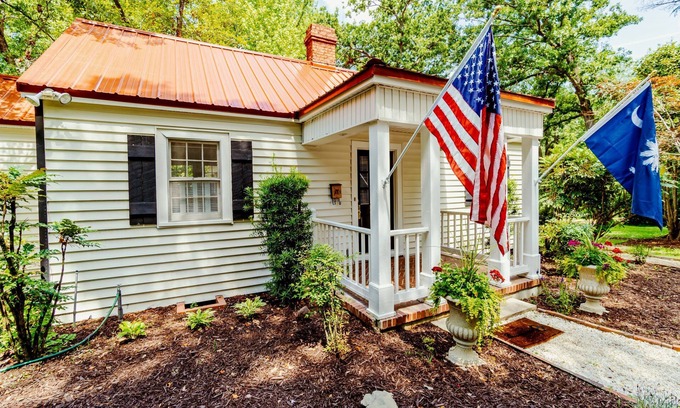 Aiken Cottage | Historic Cottage Retreat near Hopelands Gardens & Spa