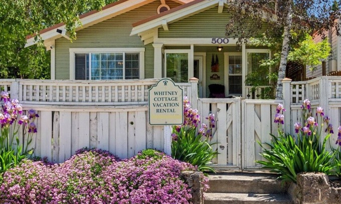 Mount Shasta House | Historic Downtown MT Shasta Cottage - Rated 9.8/10