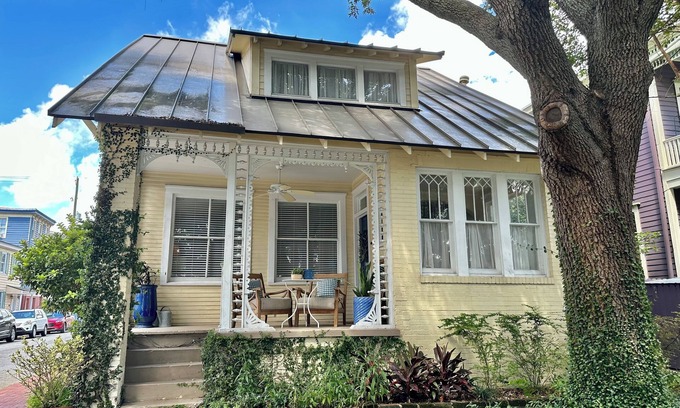 Historic District - North House | Historic Savannah Cottage with Breakfast & Family Amenities