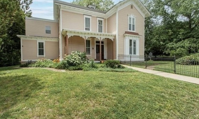 Leavenworth House | Elegant David Brewer Victorian with Family-Friendly Amenities