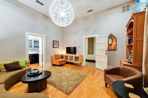 Decatur Apartment | Historic Main St Retreat with City Square Views