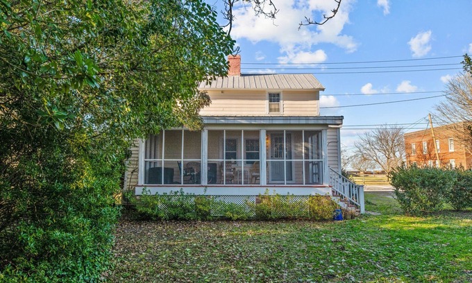 New Bern House | Indulge in Historic Downtown New Bern with Ocean Views