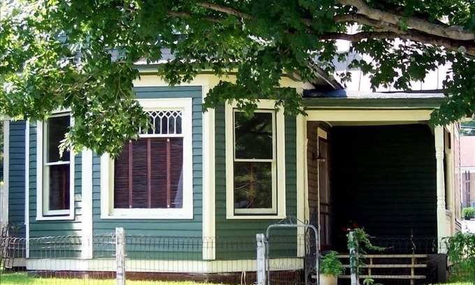Abingdon Cottage | Historic District Retreat - 9.8 Rated with Spa & Kitchen