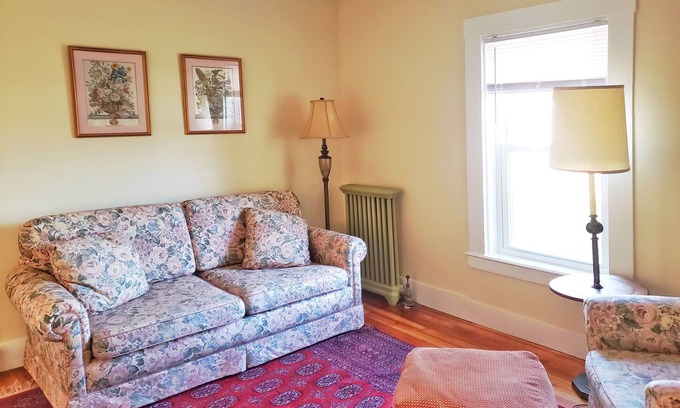 Northampton Apartment | Historic Downtown Gem with Pet-Friendly Amenities & Spa