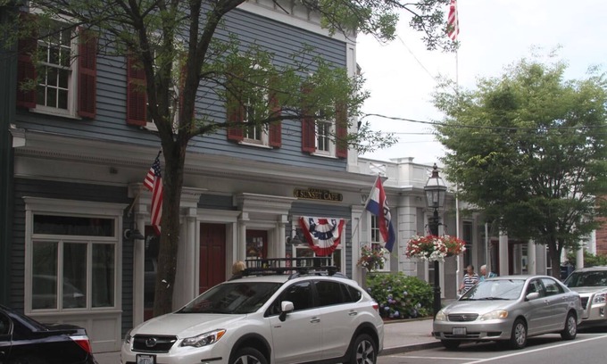 Bristol Apartment | Historic Downtown Bristol Apartment with Pool & Breakfast