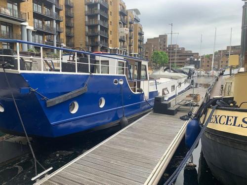 Tower Hill Boat Rental | Historic Dutch Barge with Idyllic Location & Family-Friendly Amenities