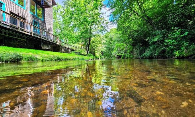 Court House House | Historic Epperly Mill on Dodd Creek-1 mile from Floyd with 1 acre serene setting